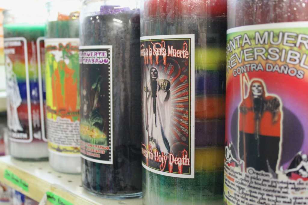 La Santa Muerte es una de las veladoras más populares de la tienda. Esta veladora se usa para protección. 