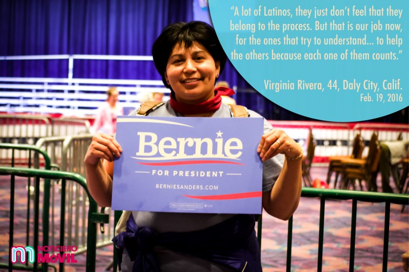 Foto de una mujer sosteniendo un cartel de Bernie Sander.