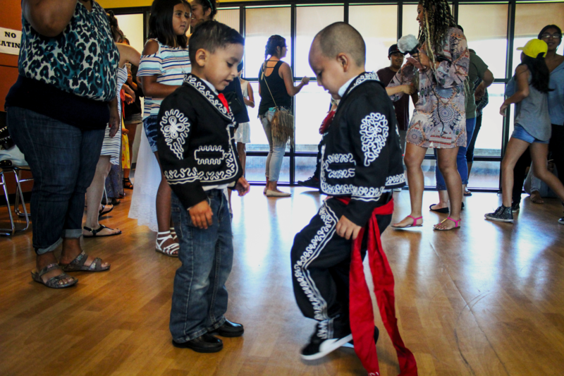 Dos niños practican sus pasos después de bailar. Pérez no tienen una edad específica para bailar en su grupo, quien sea puede participar.