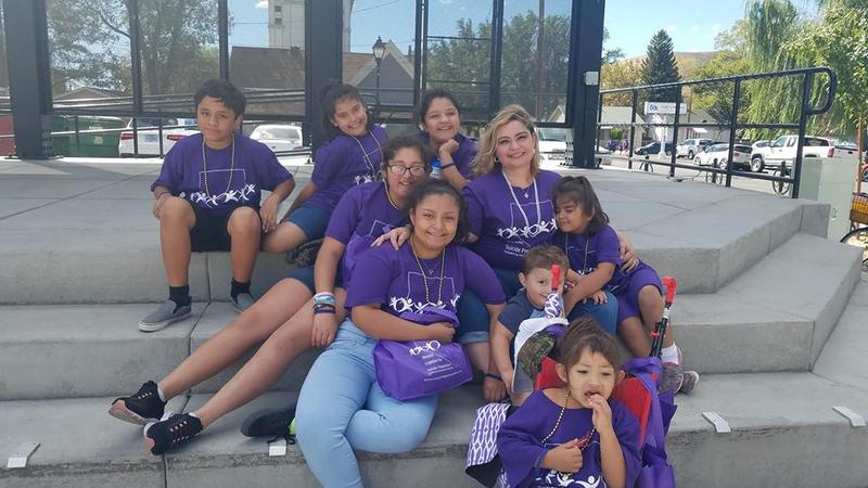 La familia se sienta con camisas púrpuras para la prevención del suicidio juvenil.
