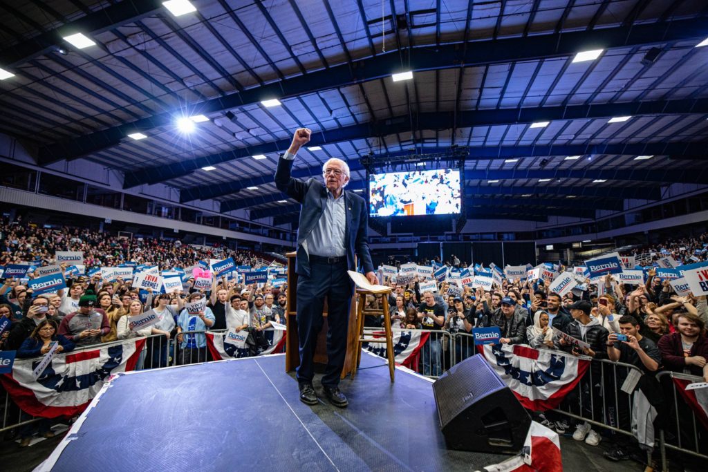 Bernie Sanders en una tarima en Nevada