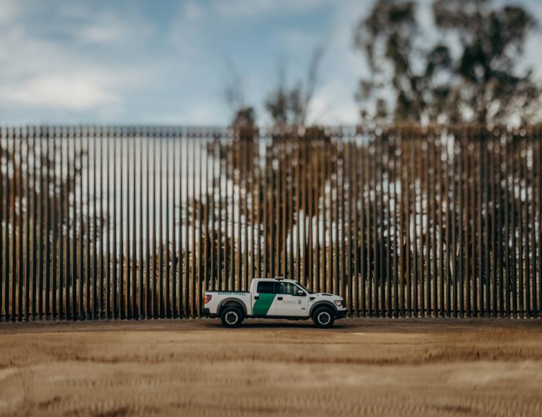 camión frente a muro fronterizo