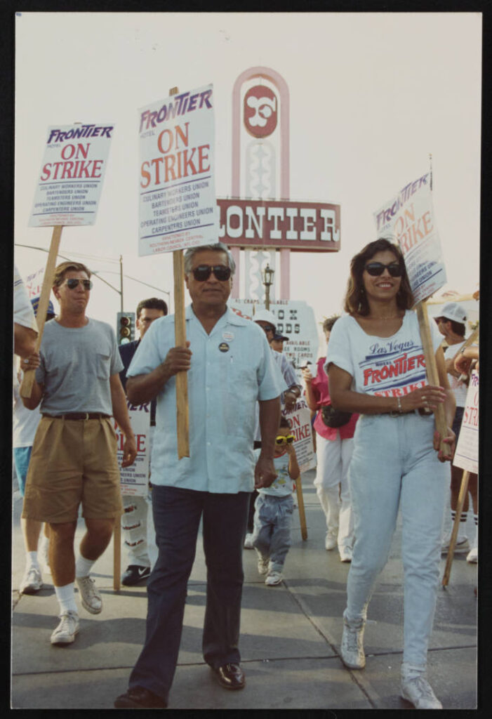 Un hombre (izquierda) y una mujer (derecha) marchando con carteles