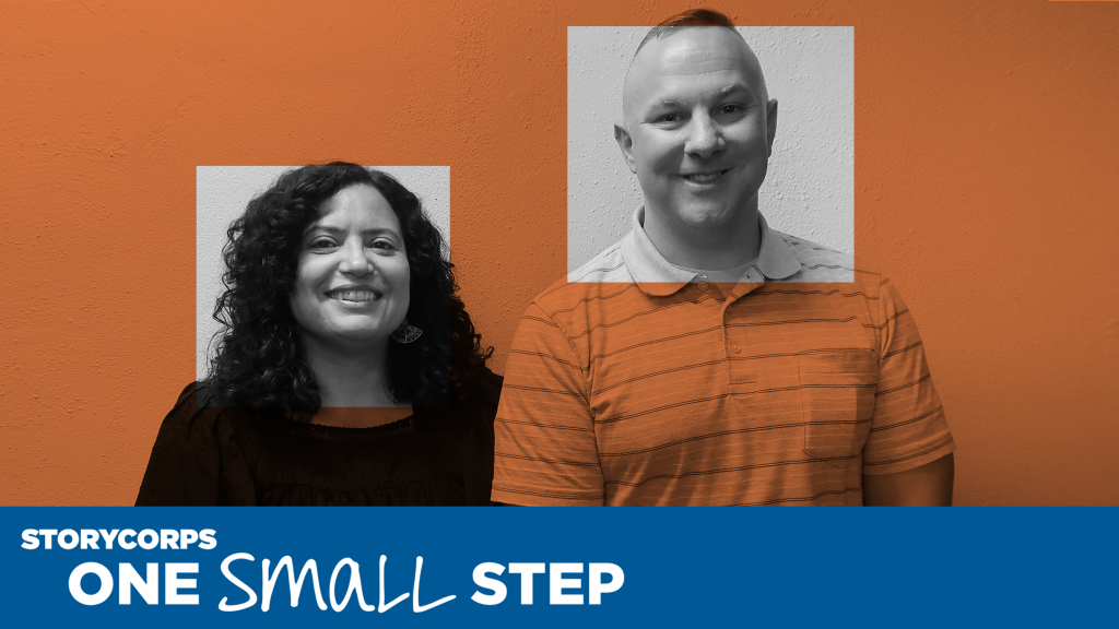 Una mujer y un hombre que se conocieron en una conversación de One Small Step parados de lado miran a la cámara y sonríen. Los logos de StoryCorps y One Small Step se muestran arriba en la foto.