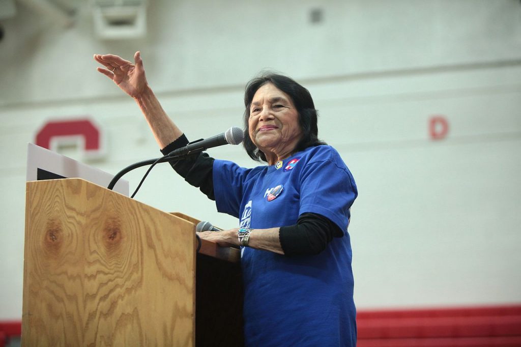 Dolores Huerta saluda desde el podio