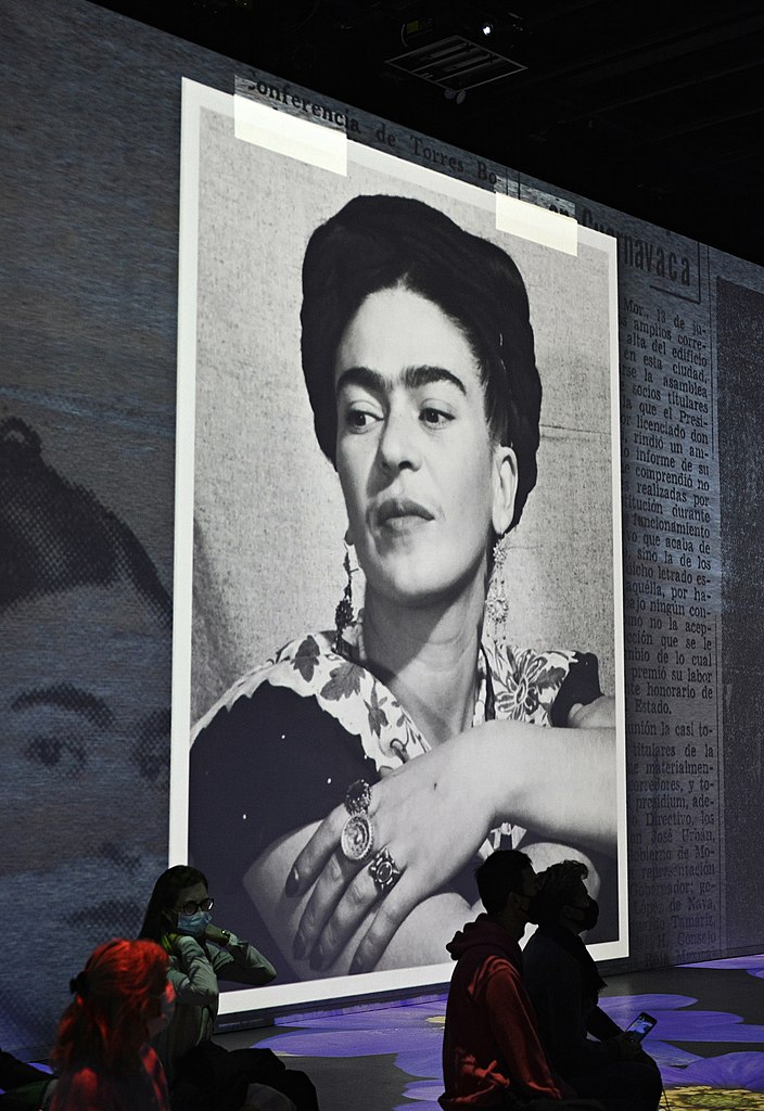 Imagen digital de Frida Kahlo sobre una pared