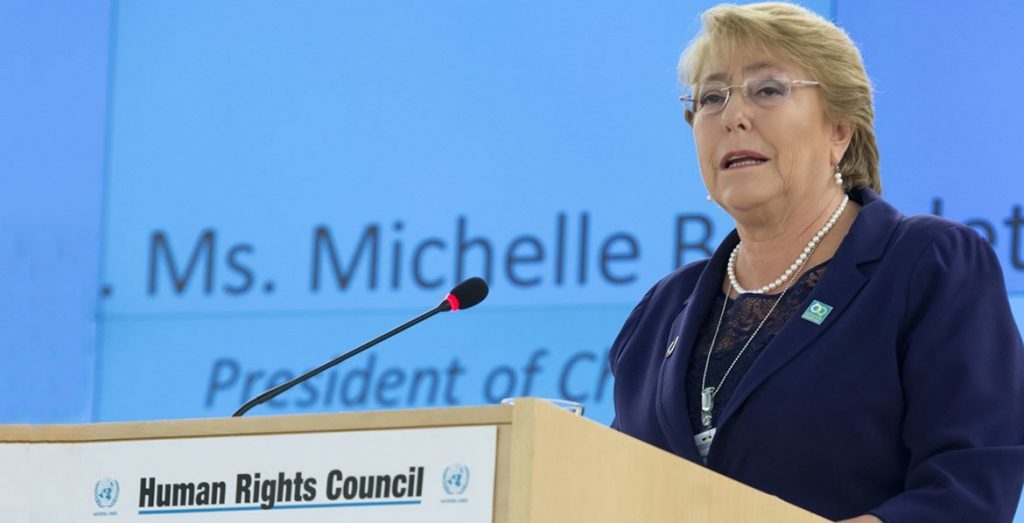 Michelle Bachelet habla frente a un micrófono
