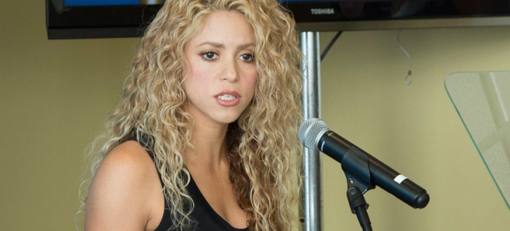 Shakira habla frente a un micrófono