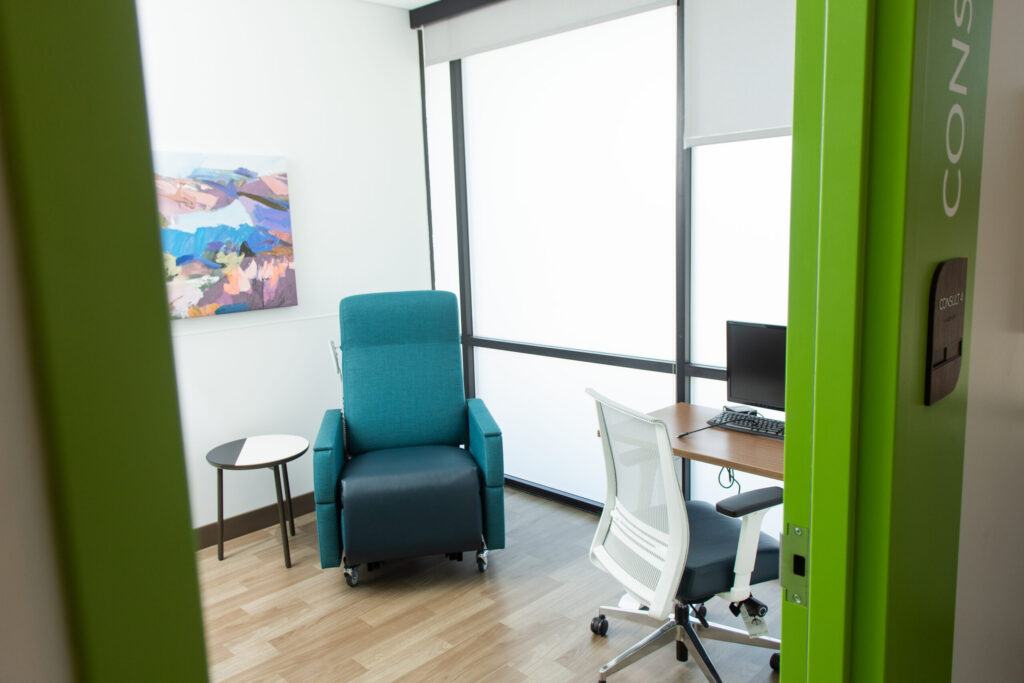 sillón azul-verde en oficina médica