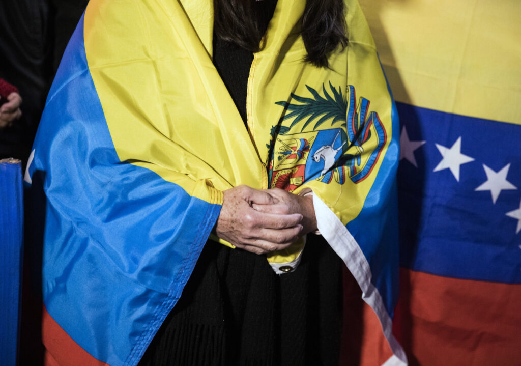 mujer arropada con bandera venezolana