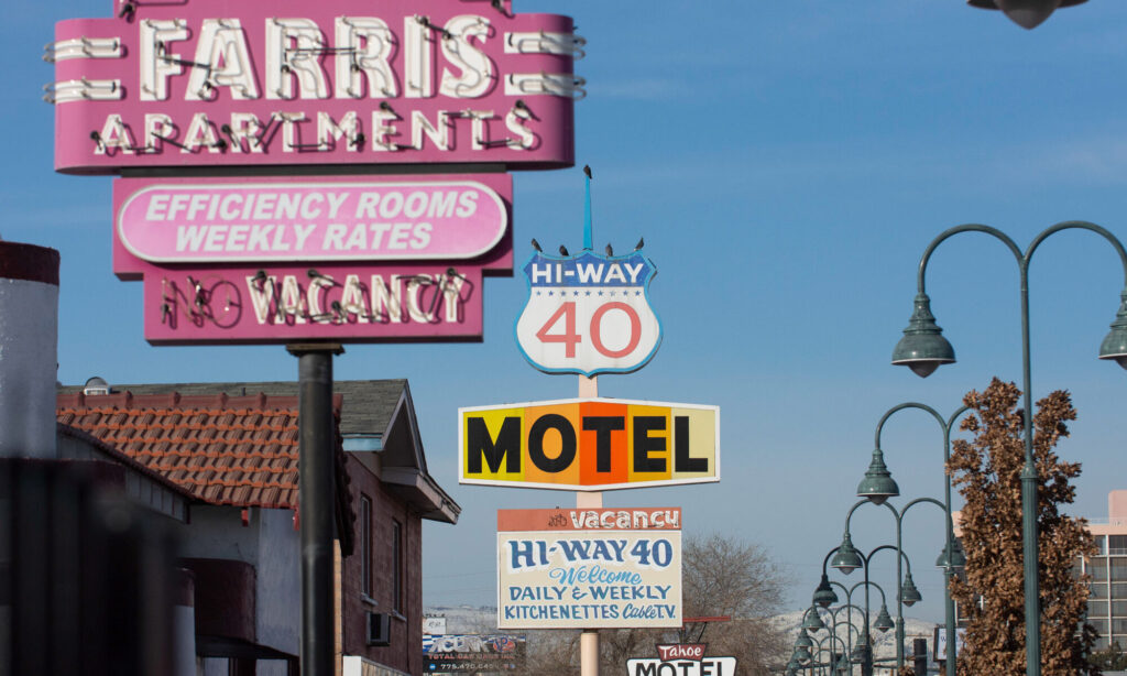 En la foto aparecen carteles antiguos de los moteles de Reno.