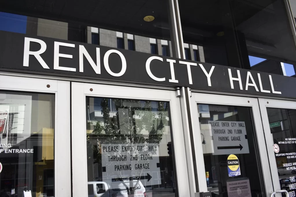 Se muestra una imagen del ayuntamiento con el Ayuntamiento de Reno enfocado.