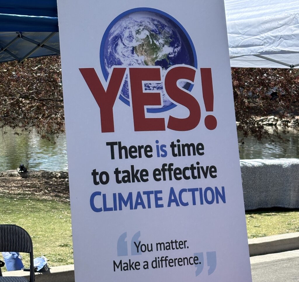 cartel en el que se leía: ¡sí! estamos a tiempo de tomar medidas efectivas contra el cambio climático.
