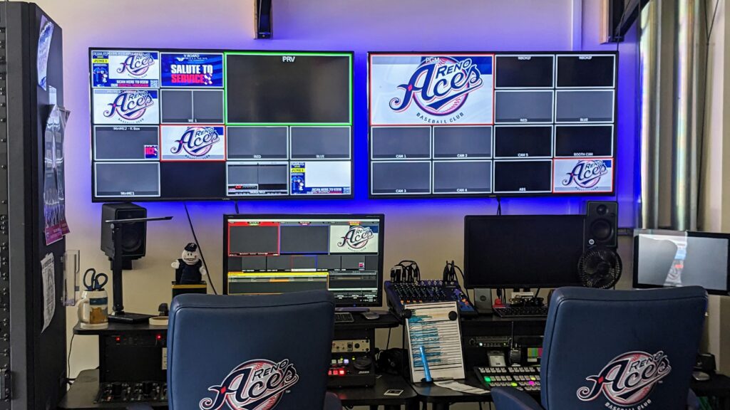 sala con monitores de televisión con el logotipo de Reno Aces