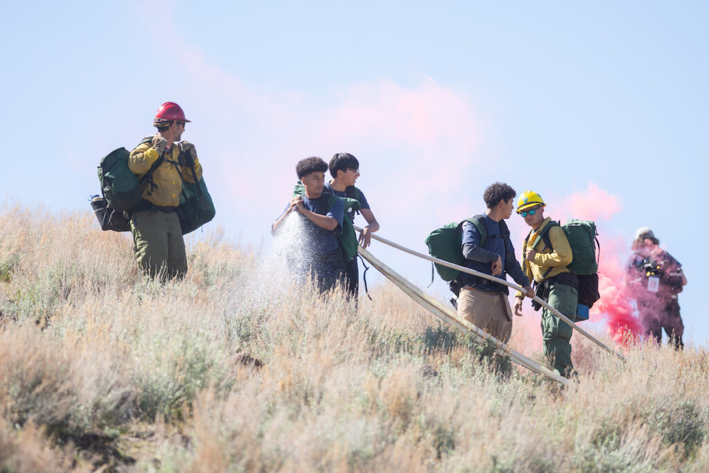 Los estudiantes se entrenan para incendios forestales manejando una manguera