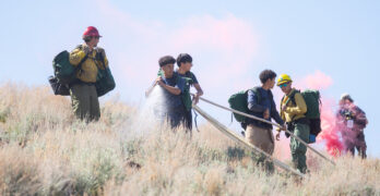 Los estudiantes se entrenan para incendios forestales manejando una manguera