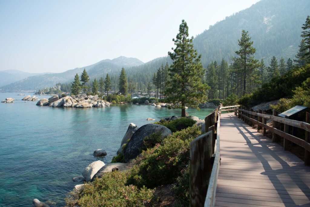 Foto del Lago Tahoe justo a los pinos y un sendero