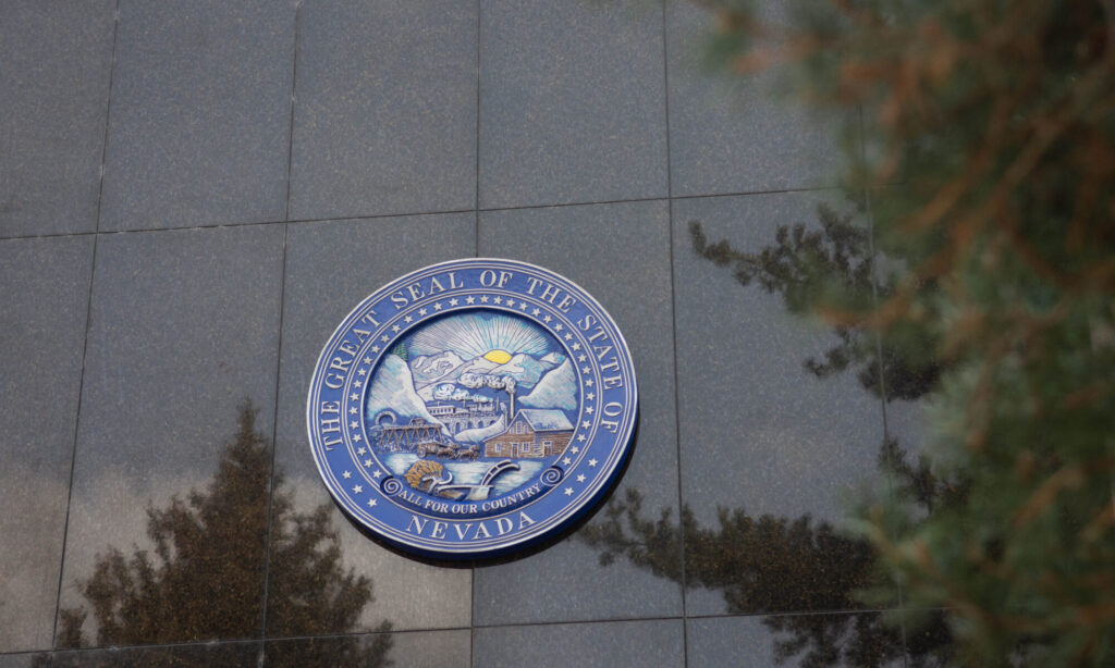 insignia del estado de nevada pegado a edificio