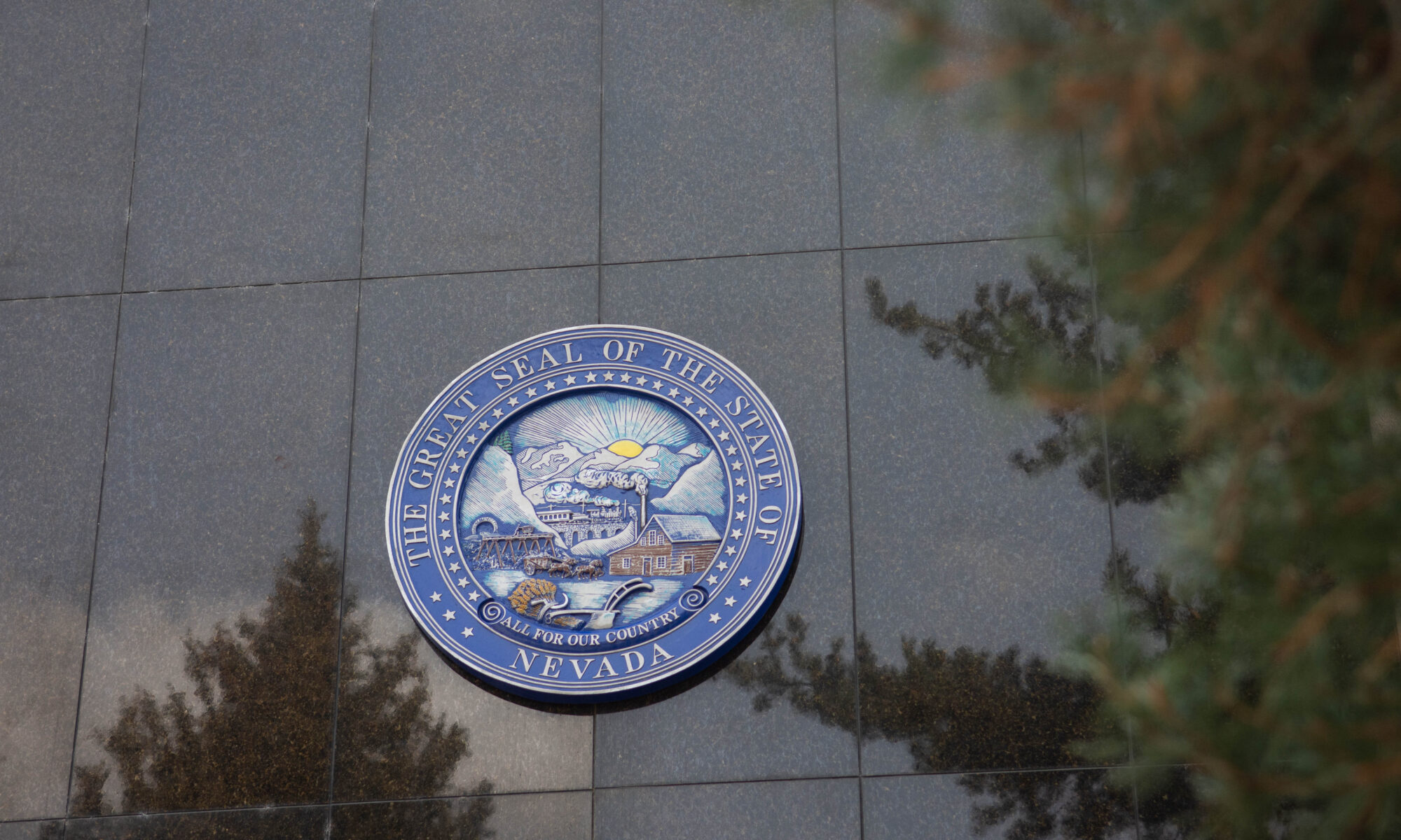 insignia del estado de nevada pegado a edificio