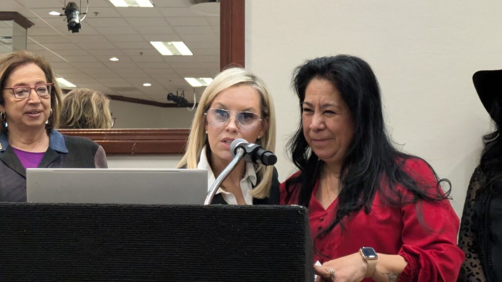 mujeres en el podio hablan por el micrófono