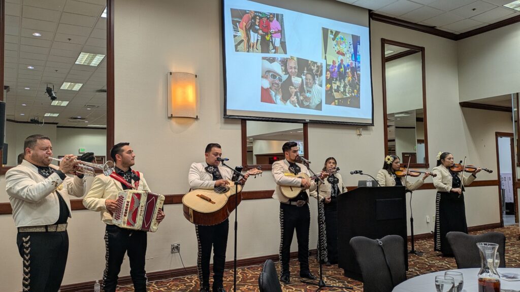 banda de mariachi con instrumentos tocando en salón