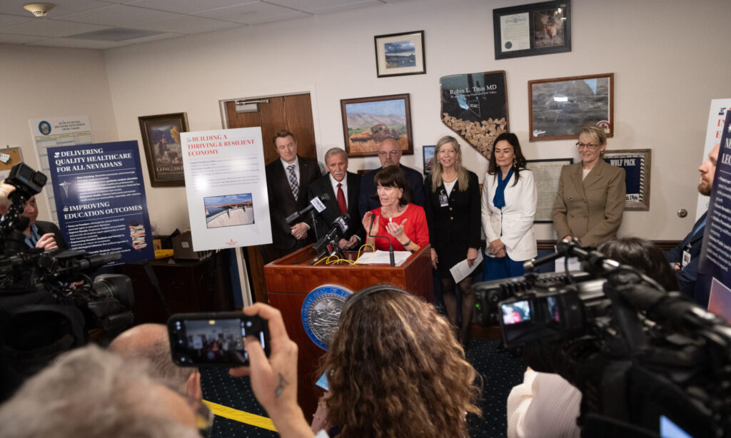 La Senadora estatal Republicana Robin Titus con sus colegas de partido durante una conferencia de prensa en su oficina el primer día de la 83.ª sesión legislativa en Carson City el 3 de febrero de 2025. (David Calvert/The Nevada Independent)