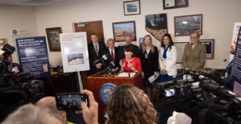 La Senadora estatal Republicana Robin Titus con sus colegas de partido durante una conferencia de prensa en su oficina el primer día de la 83.ª sesión legislativa en Carson City el 3 de febrero de 2025. (David Calvert/The Nevada Independent)