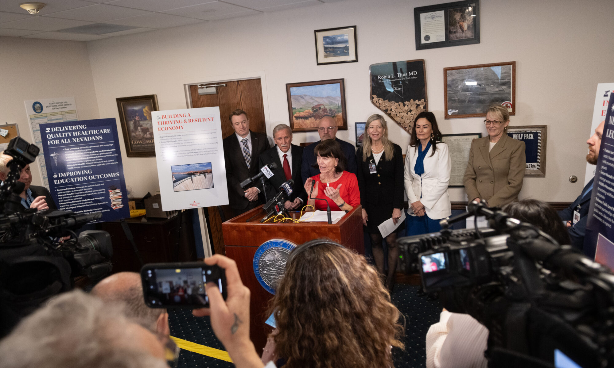 La Senadora estatal Republicana Robin Titus con sus colegas de partido durante una conferencia de prensa en su oficina el primer día de la 83.ª sesión legislativa en Carson City el 3 de febrero de 2025. (David Calvert/The Nevada Independent)