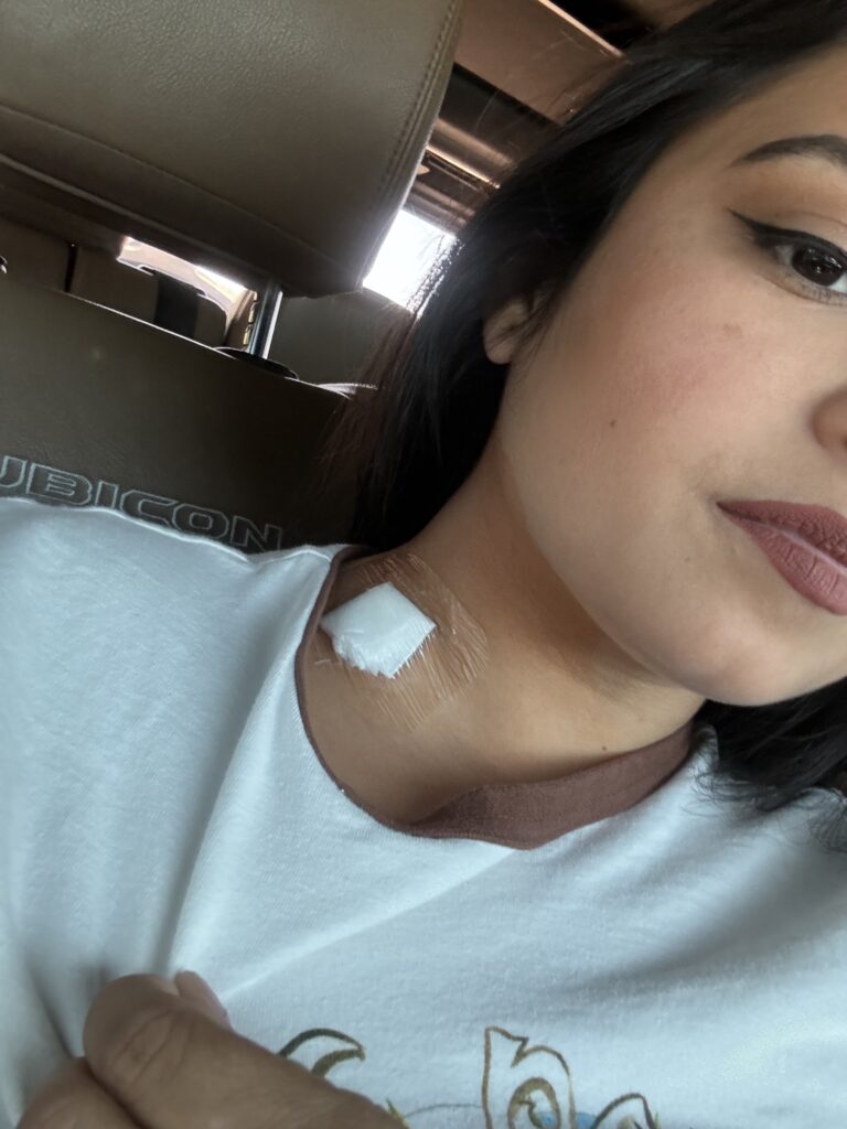 Joven muestra lesión en el cuello por el cáncer que padece