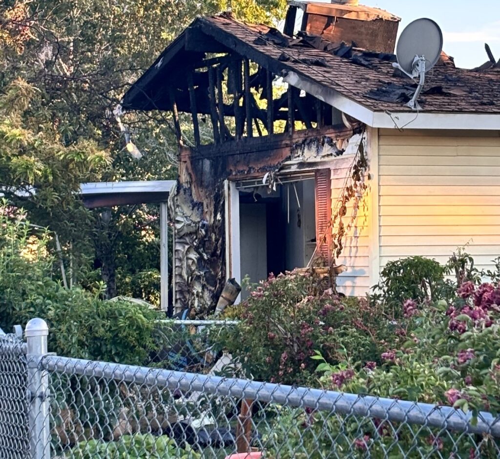 exterior de una casa quemada