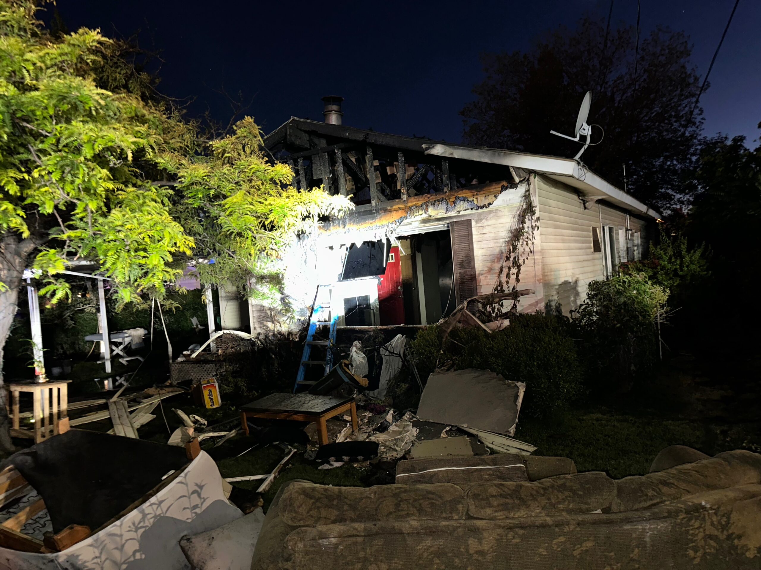 exterior de una casa quemada de noche