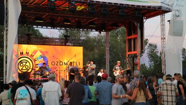 una banda toca sobre escenario