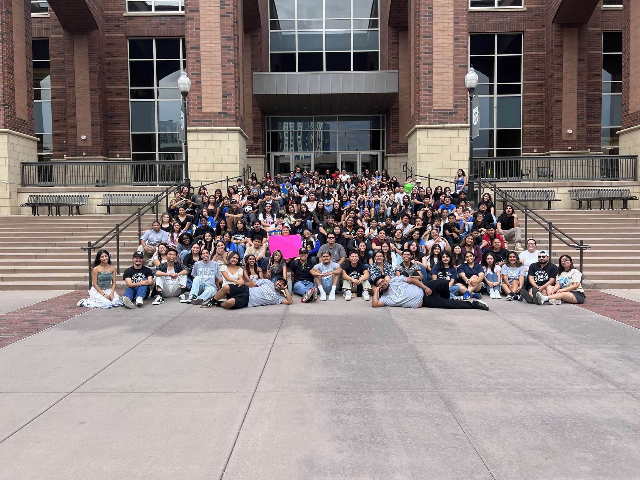 grupo de niños sentados en escaleras esperando la toma de foto