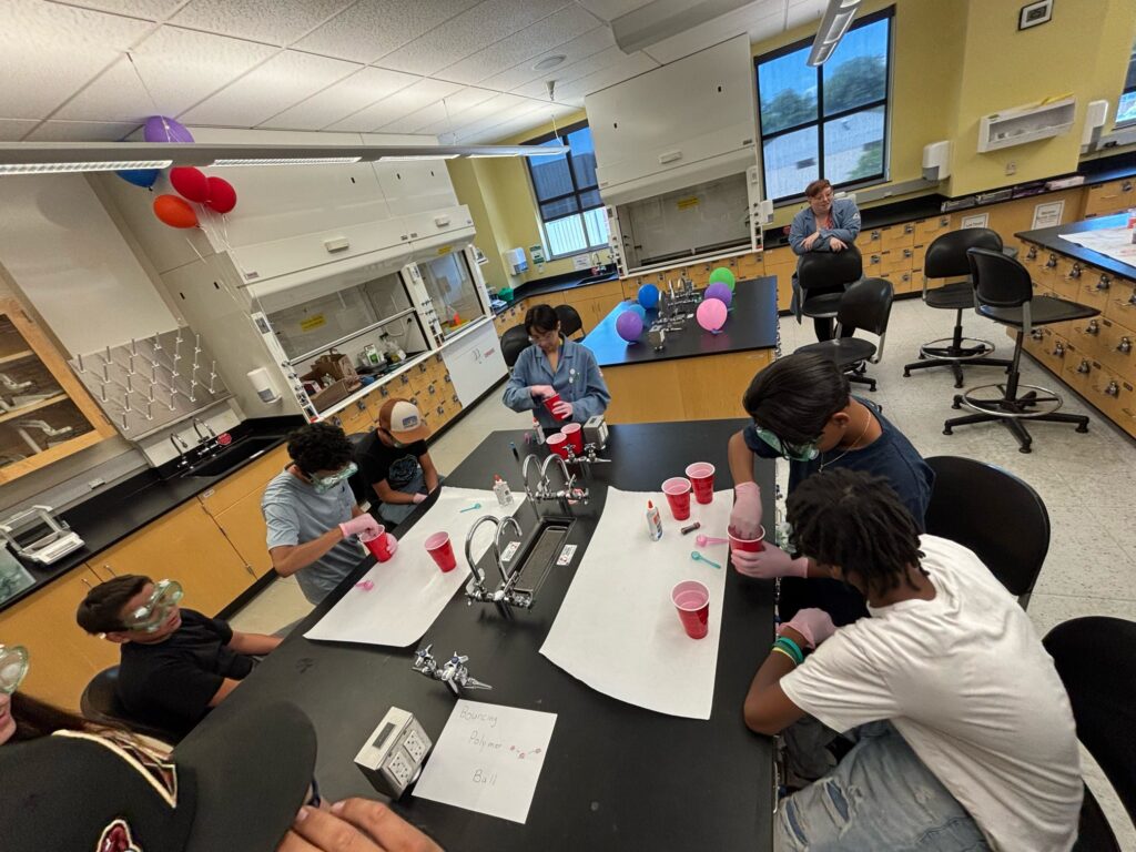 niños sentados en aula