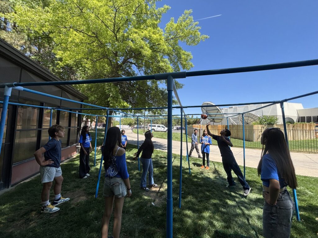 niños juegan con balón y cuadro aerial