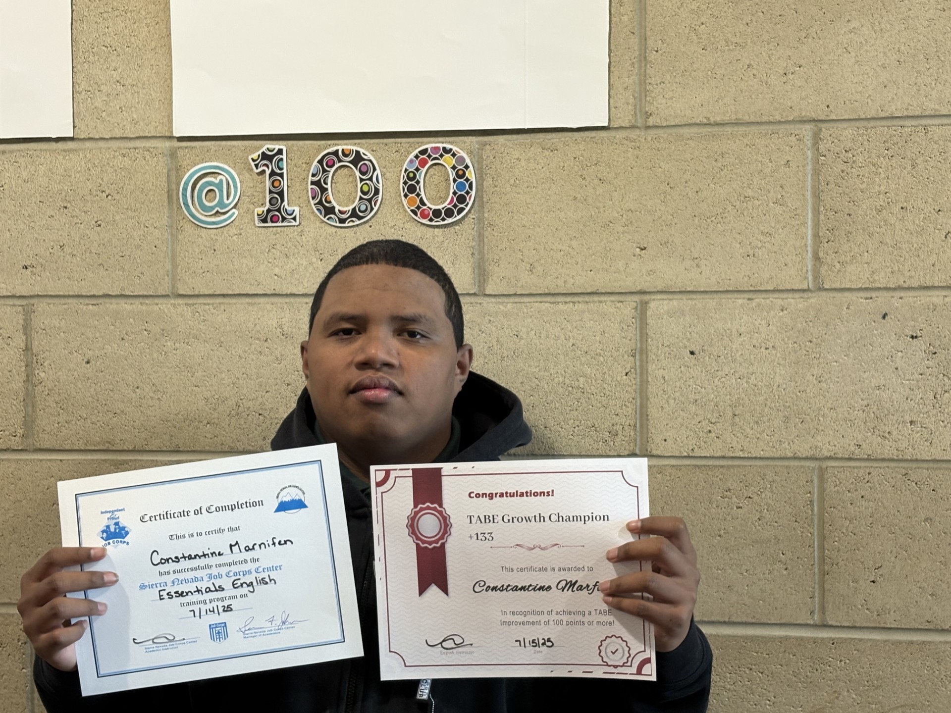 Joven sosteniendo certificados en sus manos