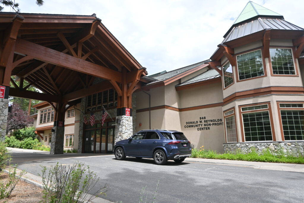 Exterior del edificio beige que alberga organizaciones sin ánimo de lucro.