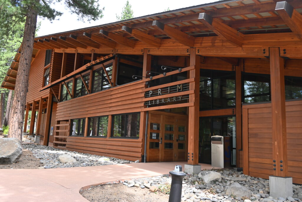 edificio largo con paneles de madera y ventanas