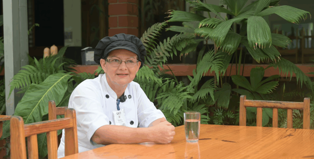 mujer chef en cafeteria