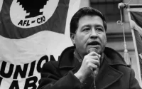 César Chávez, con un micrófono en la mano, pronunciando un discurso en una manifestación