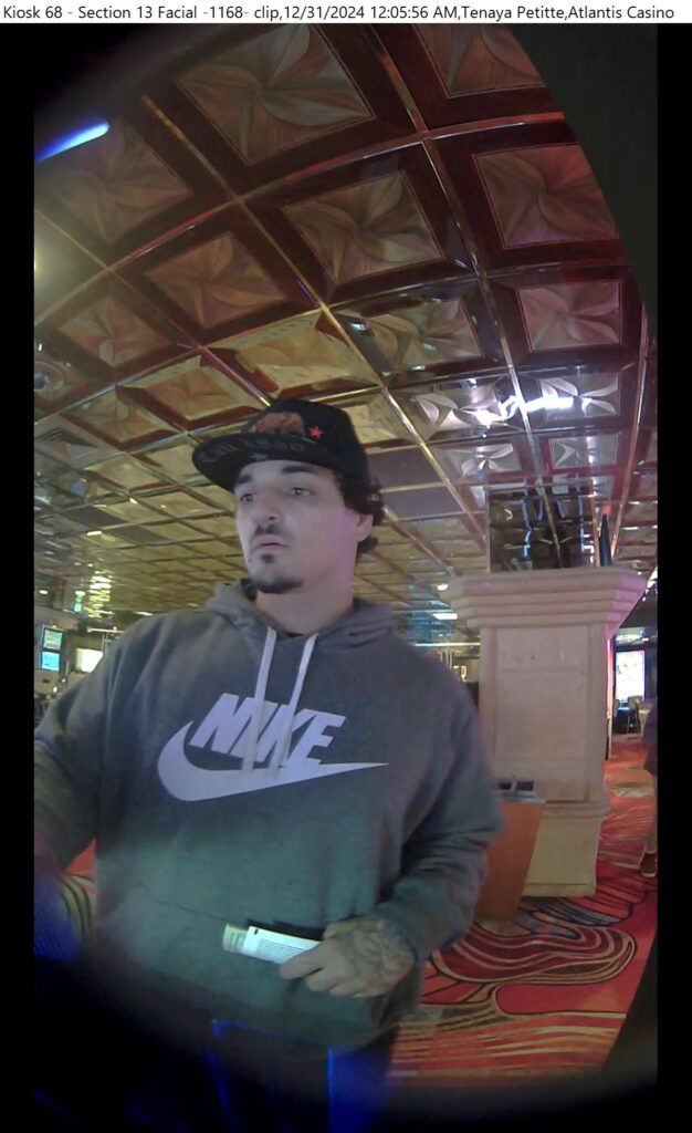 hombre dentro de un casino