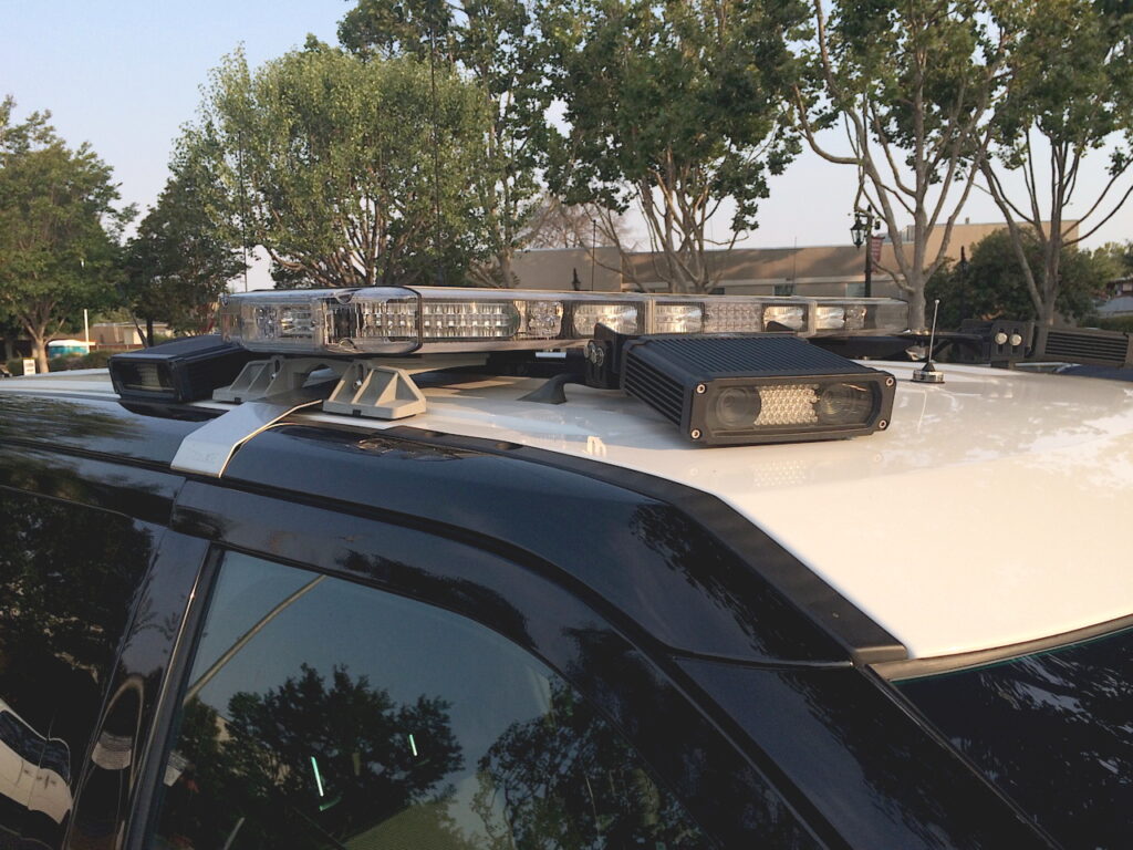 una barra instalada sobre un carro policía que se utiliza para leer matrículas