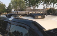 una barra instalada sobre un carro policía que se utiliza para leer matrículas