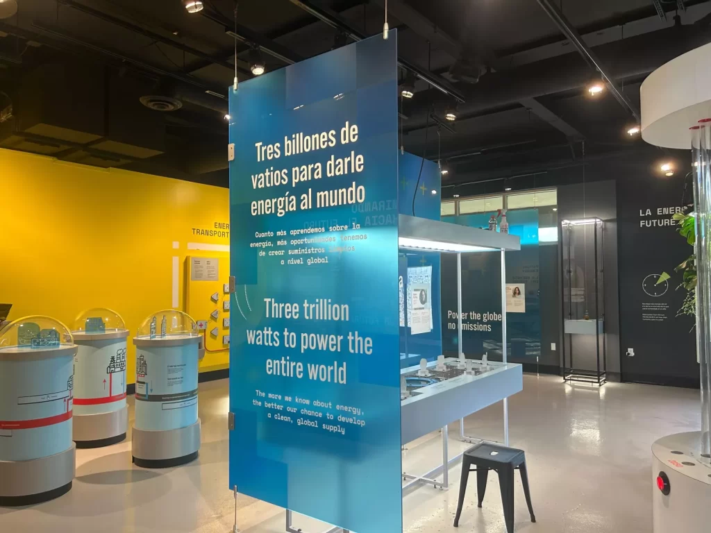 afiche azul con letras blancas dentro de un salón