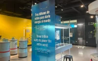 afiche azul con letras blancas dentro de un salón