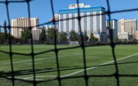 campo deportivo con hotel detrás