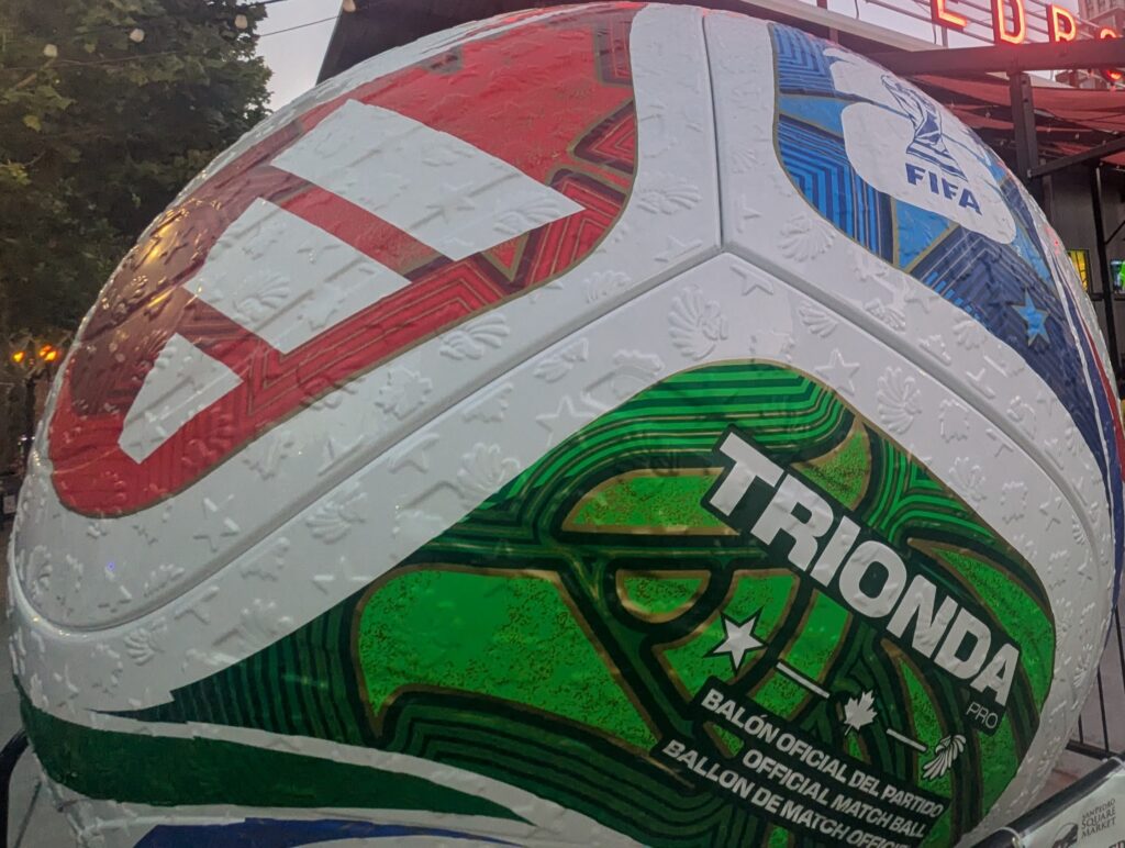 balón de fútbol de color blanco, red, azul y verde