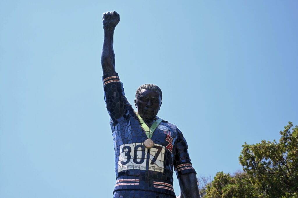 estatua de hombre con puño en el aire