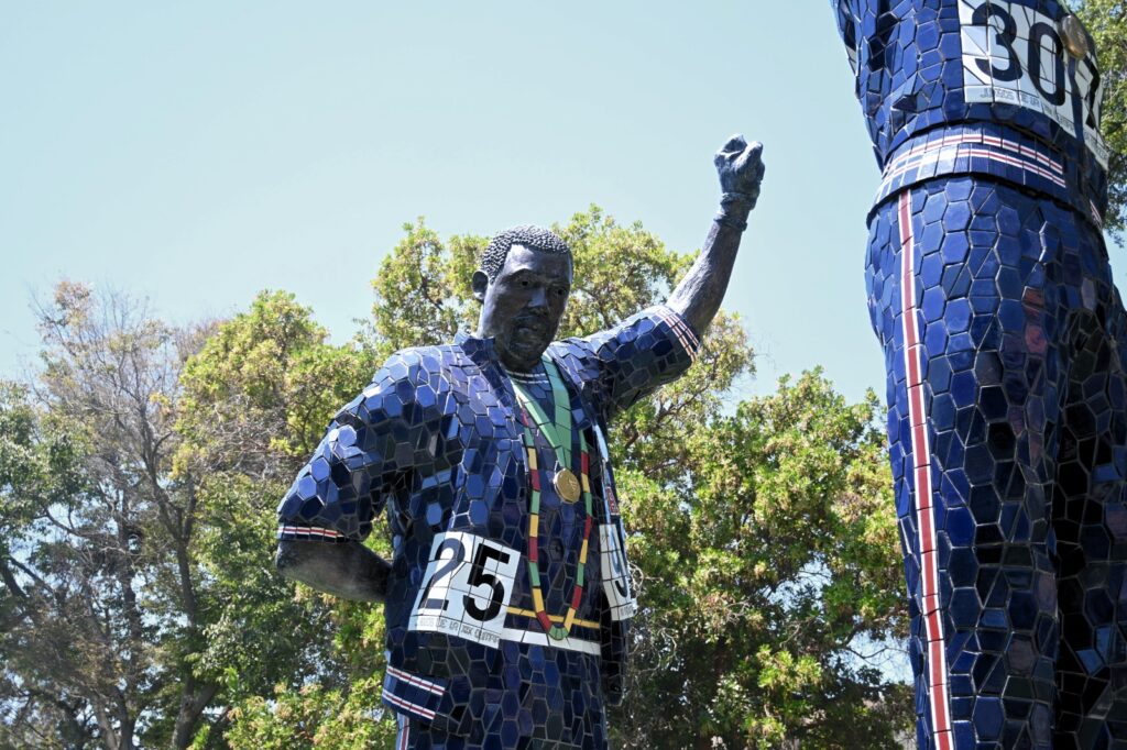 estatua de hombre con puño en el aire