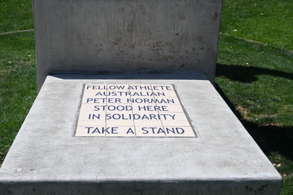 inscripción en pedestal de estatua